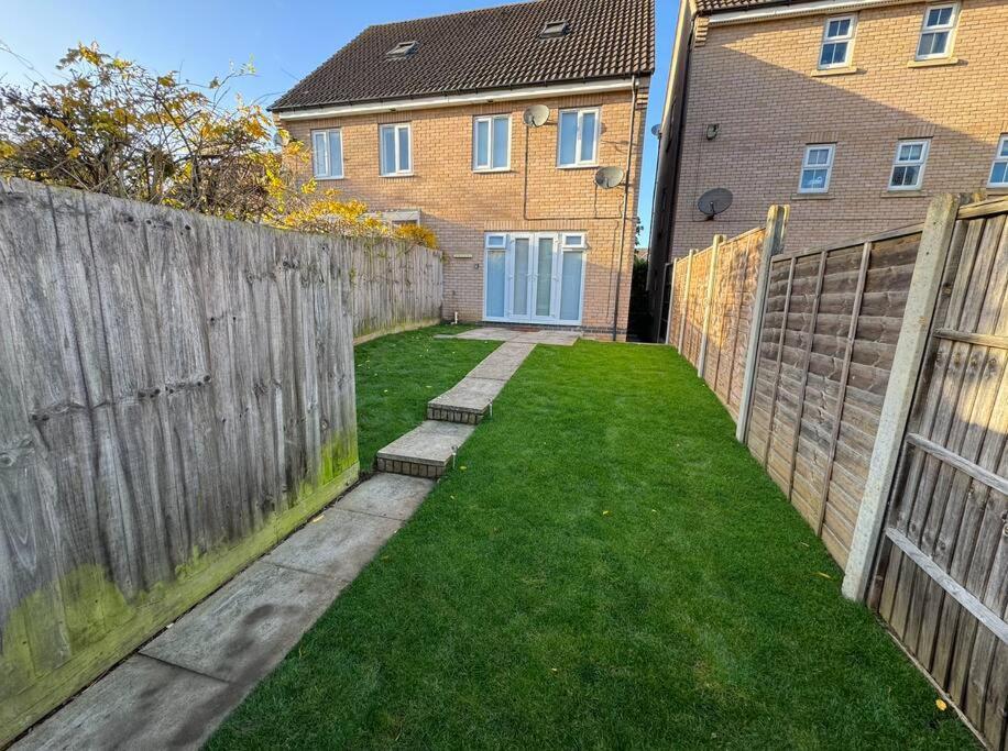 Modern Townhouse - 3 Bed 2.5 Bath 2 Private Gated Parking Βίλα Wellingborough Εξωτερικό φωτογραφία