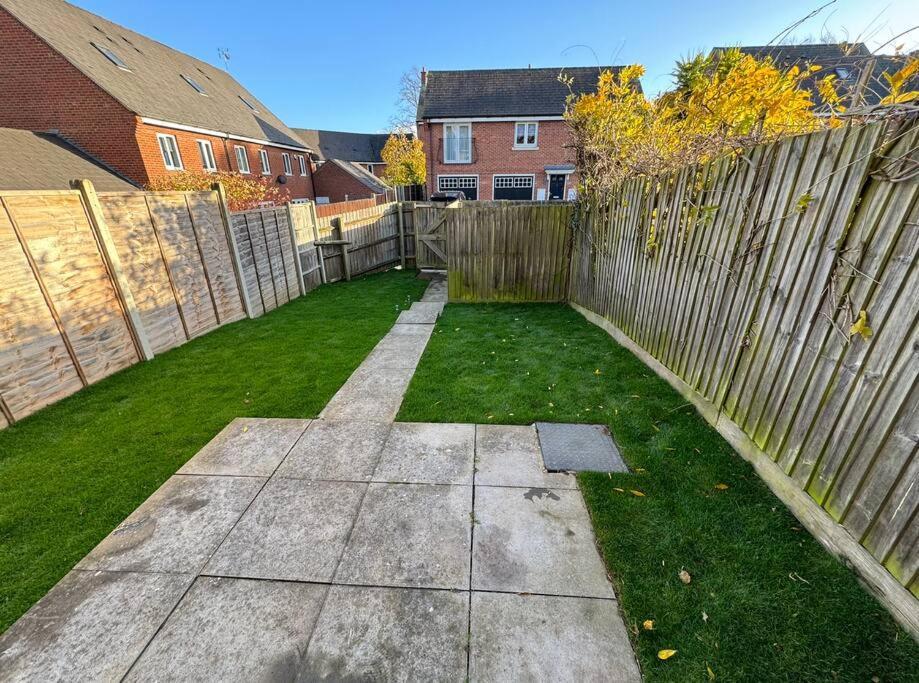 Modern Townhouse - 3 Bed 2.5 Bath 2 Private Gated Parking Βίλα Wellingborough Εξωτερικό φωτογραφία