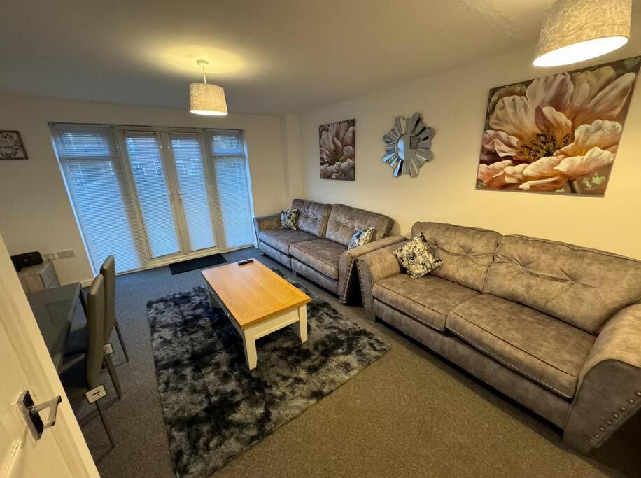 Modern Townhouse - 3 Bed 2.5 Bath 2 Private Gated Parking Βίλα Wellingborough Εξωτερικό φωτογραφία